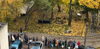 Львів’яни набирають воду у каністри під час аварії на водогоні.