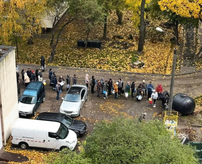 Screenshot_2 Львів’яни набирають воду у каністри під час аварії на водогоні.