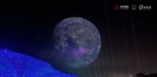 Світлове шоу в Китаї з 15 947 дронів, що одночасно створюють фігури в небі.