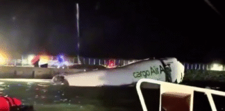 Вантажний літак Boeing у морі поблизу аеропорту Гонконгу після аварії