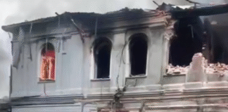 Рятувальники гасять пожежу після влучання ракети у приватний дитсадок у Холодногірському районі Харкова.