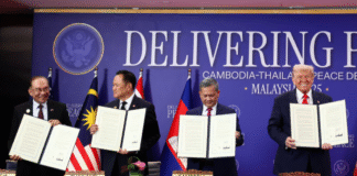 Дональд Трамп поруч із лідерами Таїланду Анутіном Чарнвиракулом і Камбоджі Хуном Манетом після підписання угоди про перемир’я.