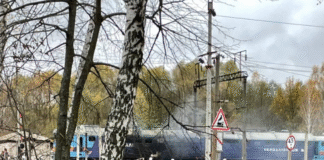 Залізничний локомотив після атаки дронів “Шахед” у прикордонному районі Сумської області.