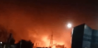 Пожежа після нічної атаки дронів на нафтопереробний завод у Рязані.