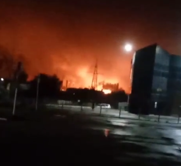 Screenshot_5 Пожежа після нічної атаки дронів на нафтопереробний завод у Рязані.