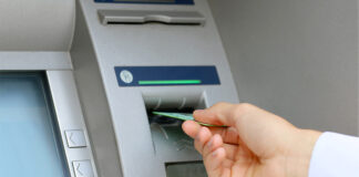 Українці стоять біля банкомату, після блокування банківських карт