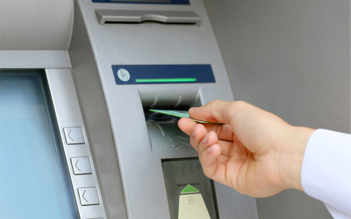 Untitled-1_0007_iStock-488306816 Українці стоять біля банкомату, після блокування банківських карт