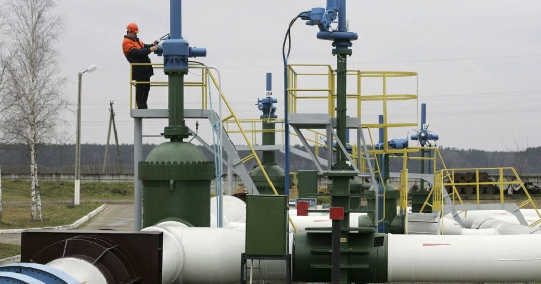 Аварійні бригади відновлюють пошкоджений газопровід після ударів рф