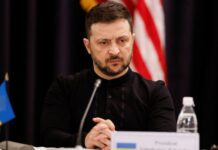 Зеленський закликав США розширити санкції на весь російський нафтовий сектор Володимир Зеленський виступає на пресконференції, закликаючи США посилити санкції проти російської нафти.
