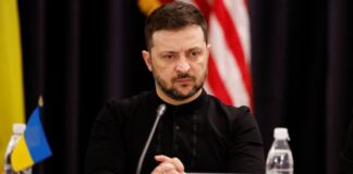 Володимир Зеленський виступає на пресконференції, закликаючи США посилити санкції проти російської нафти.