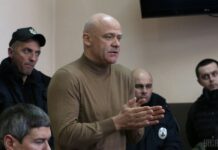 Суд відправив ексмера Одеси Геннадія Труханова під цілодобовий домашній арешт Геннадій Труханов у будівлі суду під час засідання.