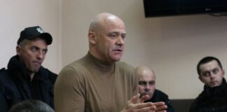 Геннадій Труханов у будівлі суду під час засідання.
