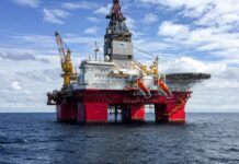 Нафта подорожчала на 4 % після санкцій США проти російських компаній Нафтова платформа