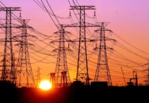 НБУ прогнозує підвищення цін на електроенергію для населення у 2026 році Лінії електропередач на тлі заходу сонця після обстрілів енергетичної інфраструктури.