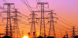 Лінії електропередач на тлі заходу сонця після обстрілів енергетичної інфраструктури.