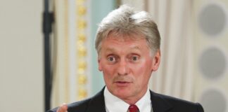 Дмитро Пєсков під час брифінгу в Москві