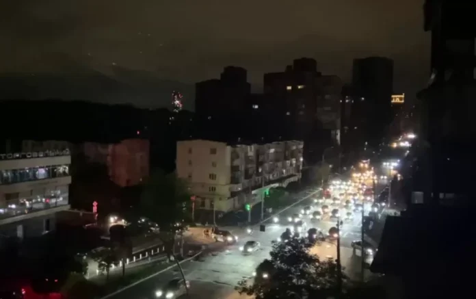 dewatermark.ai_1760467131376 Київ під час відключень електроенергії взимку.
