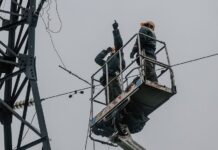 В Україні запровадили обмеження споживання електроенергії після атаки РФ Роботи енергетиків після ракетно-дронової атаки на енергетичну інфраструктуру України