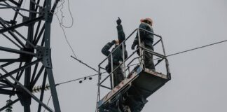 Роботи енергетиків після ракетно-дронової атаки на енергетичну інфраструктуру України
