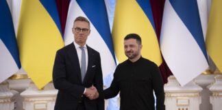 Зеленський і Стубб тиснуть руки на тлі українського та фінського прапорів