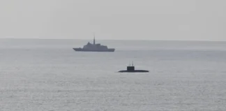 Російський підводний човен «Новоросійськ» на поверхні біля узбережжя Франції