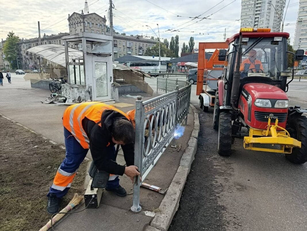 Комунальники прибирають вулиці після атаки РФ