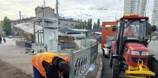 Комунальники прибирають вулиці після атаки РФ