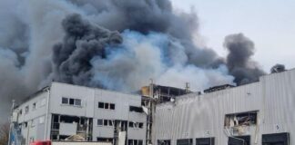 Зруйноване виробниче підприємство в Україні після російського обстрілу.