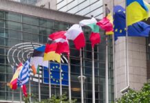 ЄС розглядає розблокування російських активів для України Прапори Євросоюзу біля будівлі Єврокомісії в Брюсселі.