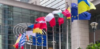 Прапори Євросоюзу біля будівлі Єврокомісії в Брюсселі.