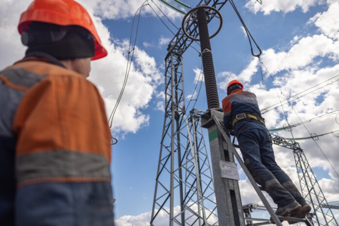 magistralna-elektropidstancziya-energetyky-remontuyut_4-900x600 Енергетики ДТЕК відновлюють електропостачання