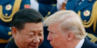 Дональд Трамп і Сі Цзіньпін на тлі прапорів США та Китаю.