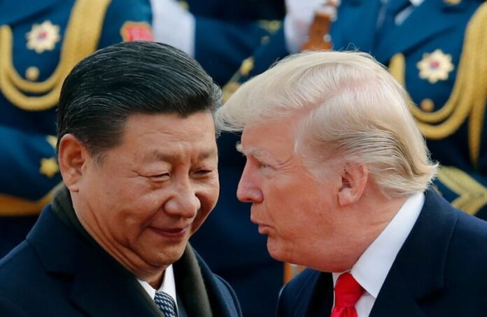 pFvGrCHtOnLkA2ZIJtRo3iitILMP9gnGvH8QS8c1 Дональд Трамп і Сі Цзіньпін на тлі прапорів США та Китаю.