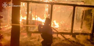 Рятувальники гасять пожежу після удару дрона