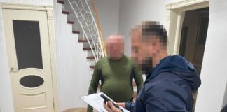 Слідчі ДБР на місці проведення обшуків