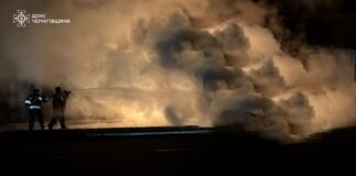 ДСНС гасить пожежу після падіння дрона в Чернігові.