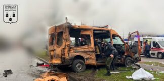 Наслідки атаки дрона на перехрестя в Сумах: пошкоджені авто