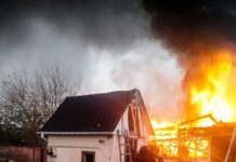 Росія вбила молоду жінку та двох дітей на Київщині — трагедія у селі Погреби Рятувальники ДСНС розбирають згарище приватного будинку в селі Погреби