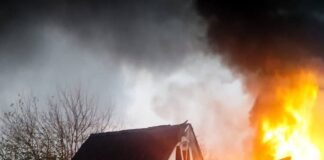 Рятувальники ДСНС розбирають згарище приватного будинку в селі Погреби