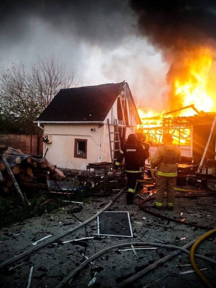 photo_2025-10-22_09-03-19 Рятувальники ДСНС розбирають згарище приватного будинку в селі Погреби