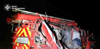 Пожежники ДСНС на місці ворожого удару у Харківській області.