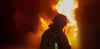 Рятувальники та енергетики працюють на місці після атаки по Кіровоградській області вночі.