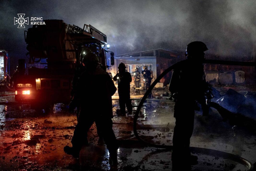 Рятувальники біля пошкодженої будівлі в Києві після ракетного удару росії.