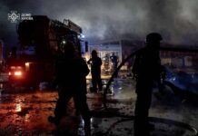 У рф заявили про «близькість миру» з Україною — під час нових ракетних атак по Києву Рятувальники біля пошкодженої будівлі в Києві після ракетного удару росії.