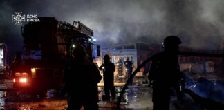 Рятувальники біля пошкодженої будівлі в Києві після ракетного удару росії.