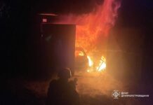 На Дніпропетровщині загинув рятувальник під час ліквідації наслідків атаки Рятувальники гасять пожежу після обстрілу Синельниківського району Дніпропетровщини.
