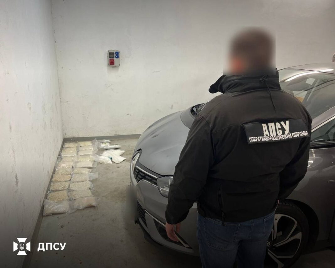 Пакети з наркотиками, вилучені прикордонниками на пункті пропуску «Угринів», жовтень 2025 року.