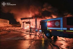 НА ХАРКІВЩИНІ ПОЖЕЖІ ПІСЛЯ УДАРІВ БПЛА ПО ЦИВІЛЬНИХ ОБ’ЄКТАХ 1 Пожежі після ударів російських дронів