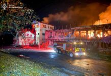 На Харківщині пожежі після ударів БПЛА по цивільних об’єктах Пожежі після ударів російських дронів у Чугуєві та Ізюмі на Харківщині