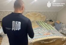 На Закарпатті посадовець ТЦК за $5000 організовував втечі чоловіків Гроші, розкладені на ліжку працівника ТЦК, як доказ хабарництва за втечу призовників